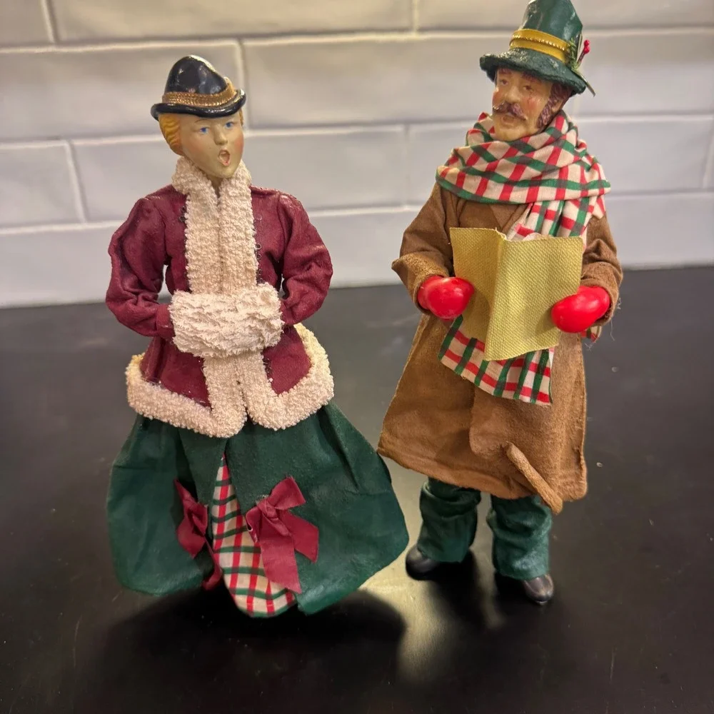 Christmas Caroler Figurines Set of 2 Red Green Victorian Holiday Decor A-9